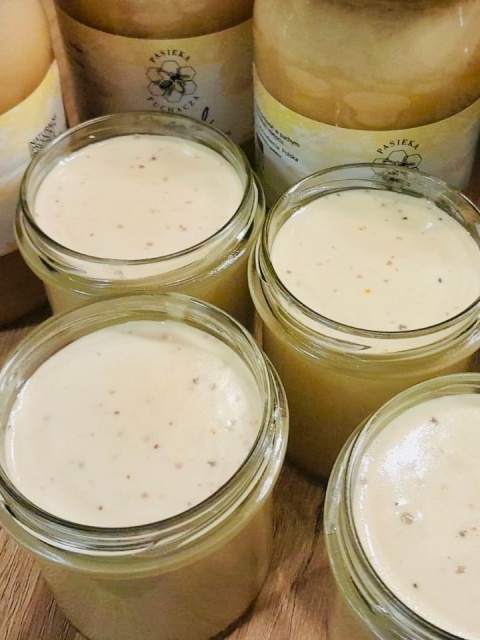 Miód wielokwiatowy z pyłkiem pszczelim w słoiku