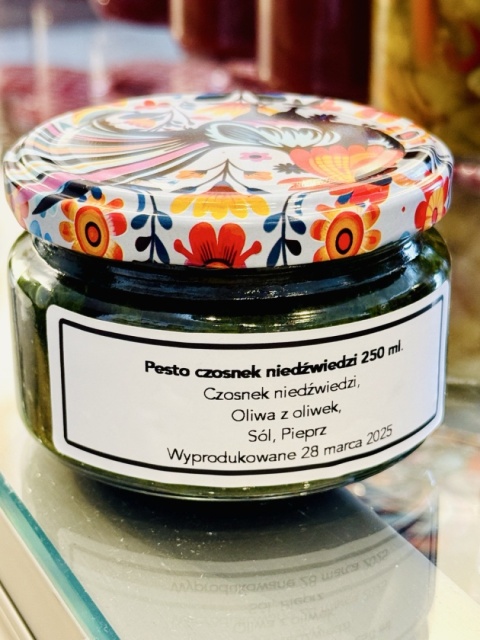 Rzemieślnicze pesto z czosnku niedźwiedziego w słoiku 250 ml Rzemieślnicze pesto z czosnku niedźwiedziego w słoiku 250 ml